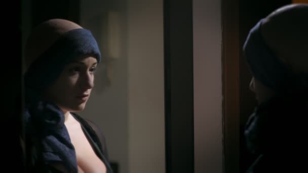 Femme chauve après la chimiothérapie est reflétée regardant tristement — Video