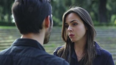 parkta sevimli kız erkek arkadaşını terk ediyor