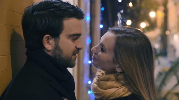 Молодая пара целуется на улице ночью — стоковое видео