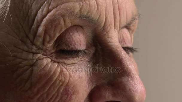 Expressive eyes of elderly woman — Stock Video