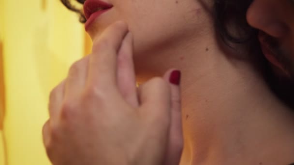 セックス シーン: 曲線の女性彼氏が彼女の体に触れることができます — ストック動画