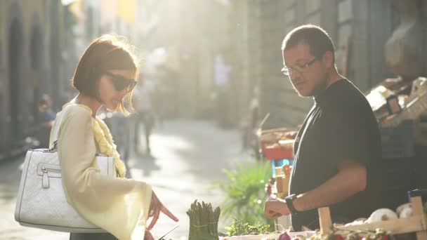 Femme de classe au marchand de légumes — Video