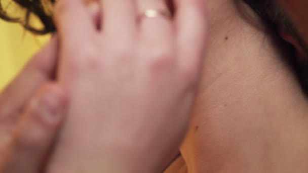 Интимная сцена: женщина лицом в экстазе, нежно ласкаемая своим любовником — стоковое видео
