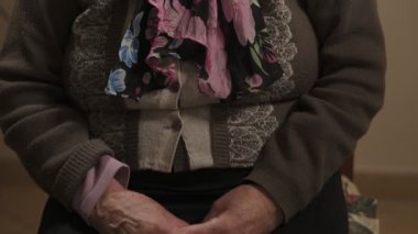 dalgın, eski sessiz büyükanne-kapalı