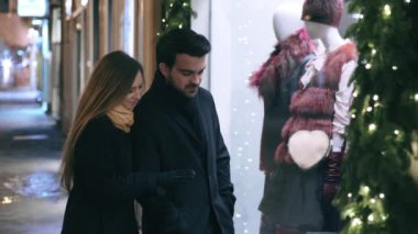 Kız bir vitrin önünde genç iş adamı
