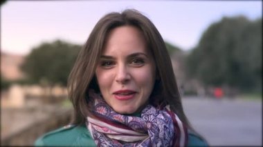 kamera açık görünümlü esmer güzel güler