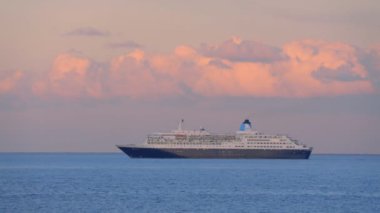 en büyük yolcu gemisi günbatımında açık denizde yelken