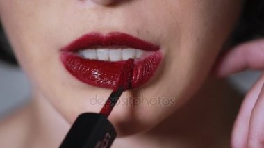 sofistike kadın kırmızı ruj dudakları koydu.