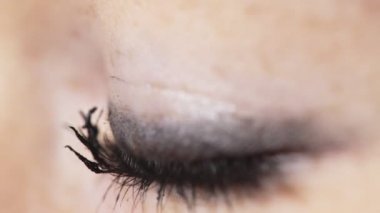 Kadının göz açar ve kapatır