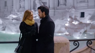 şık çift arka planda gece Trevi Çeşmesi arasında tatlı öpücük