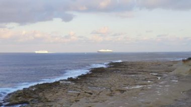 ısmarlayarak okyanusun kıyısında-Malta yıkar