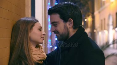 Aşıklar arasında ilk Tarih: tatlı görünüyor ve kisses