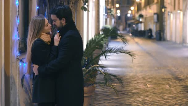 Joven pareja es abrazo noche en un bonito y vacío calle — Vídeo de stock