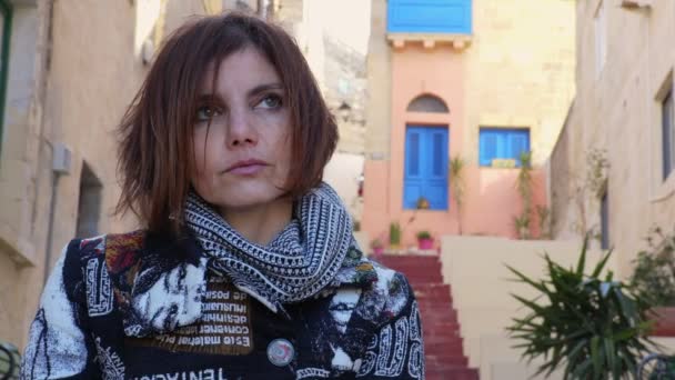 Femme sophistiquée dans un petit village souriant à la camera- La Valette, Malte — Video