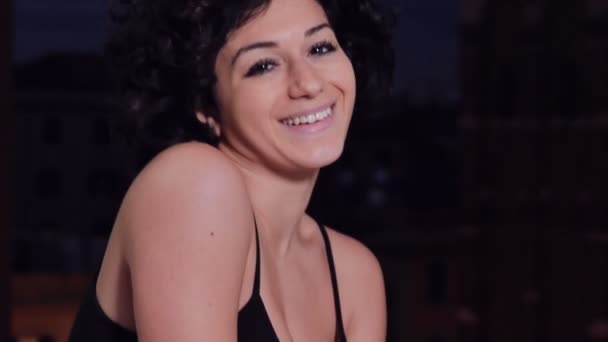 Brunette dansant sensuellement flirtant avec la caméra — Video