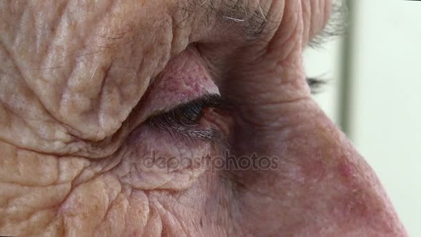 Profile very old woman wrinkled eye — Stock Video