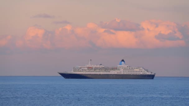 Größtes Kreuzfahrtschiff fährt bei Sonnenuntergang auf dem offenen Meer — Stockvideo