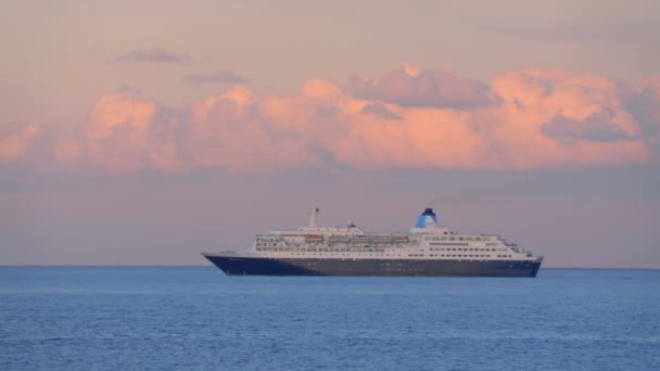 Crucero más grande navegando en mar abierto al atardecer — Vídeos de Stock