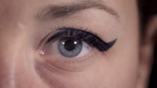 Макро-голубой глаз женщины — стоковое видео