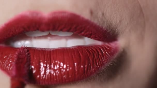 ženská ústa dát červená rtěnka s kartáčem