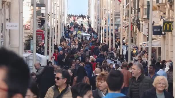 Multitud de personas caminando por la calle en La Valeta, Malta- 27 diciembre 2016 — Vídeos de Stock