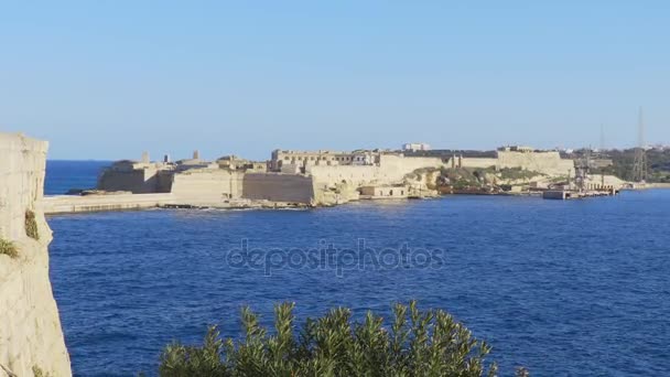 Прекрасний вид на острові Мальта старовинними будівлями і синє море, Валлетта — стокове відео