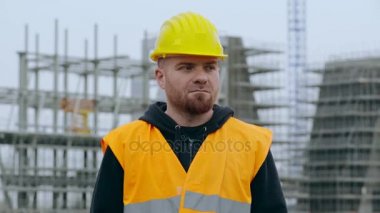 İnşaat işçisi kamera gurur görünüyor