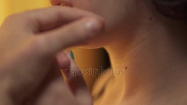 Aşıklar arasında yakınlık: seksi kadın vücudu dokunmadan erkek arkadaşı yardımcı olur