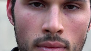 dalgın genç birinin yoğun bakışları