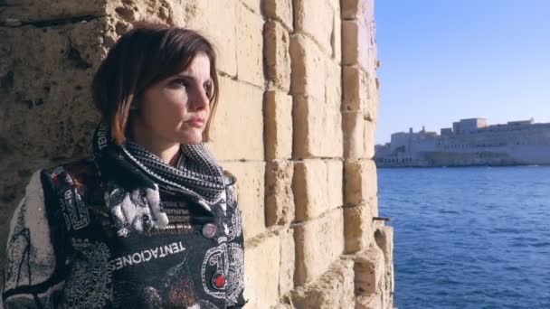 海の近くに悲しいと思慮深い神秘的な女性 — ストック動画