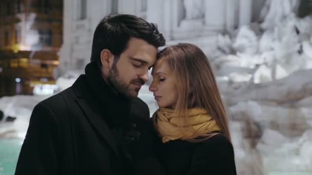 Dulce ternura entre los amantes en Fontana di Trevi — Vídeos de Stock