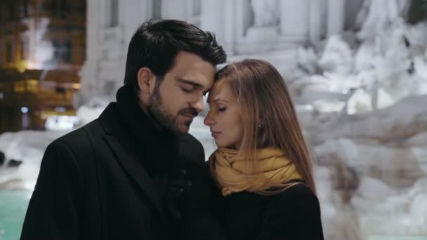 Doce ternura entre os amantes em Fontana di Trevi — Vídeo de Stock