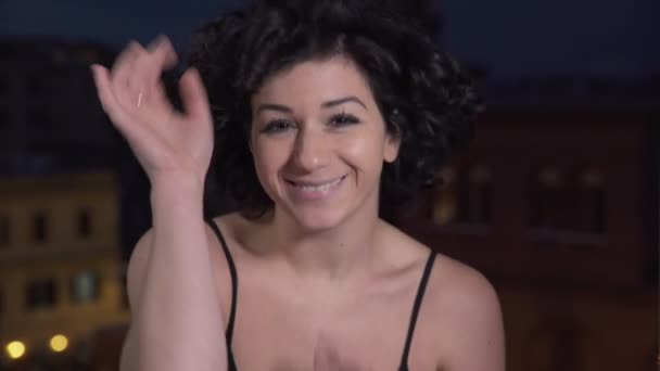 Çekici esmer sensually kameraya bakarak dans — Stok video