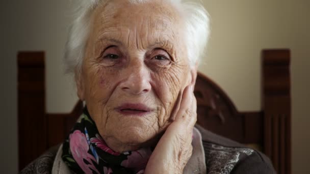 Dulce abuela anciana sonriendo a la cámara — Vídeo de stock