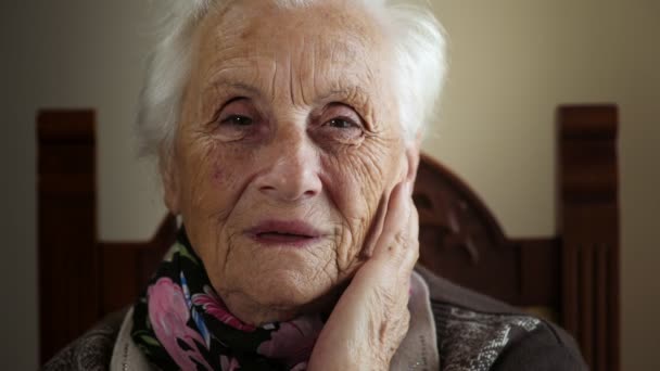 Douce grand-mère âgée souriant à la caméra — Video