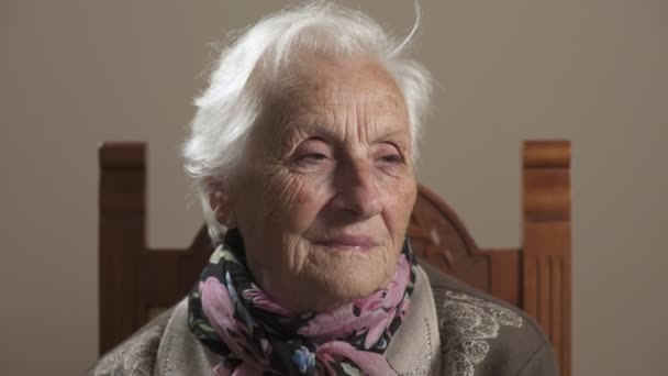 Kameraya bakarak gülümser yaşlı kadın portresi — Stok video