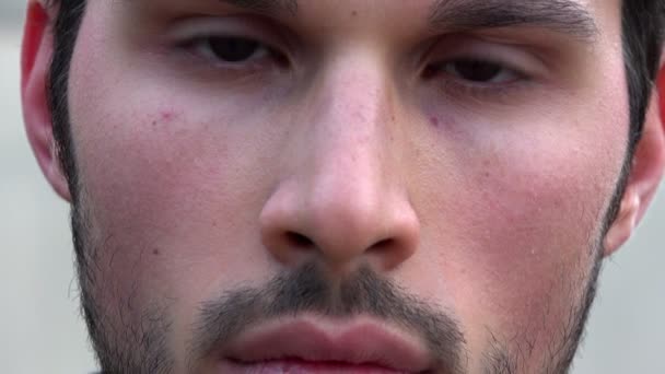 Detalii ale unui ochi de bărbat pensiv, frumos — Videoclip de stoc