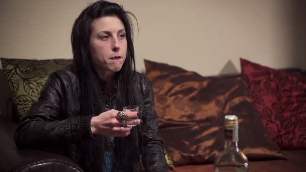 Mujer deprimida sola en casa bebiendo whisky y fumando un cigarrillo — Vídeos de Stock