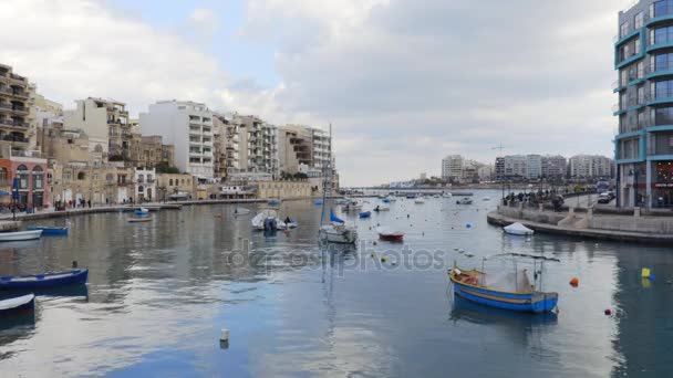 Malebný výhled na kanál s kotvící lodě Malta — Stock video