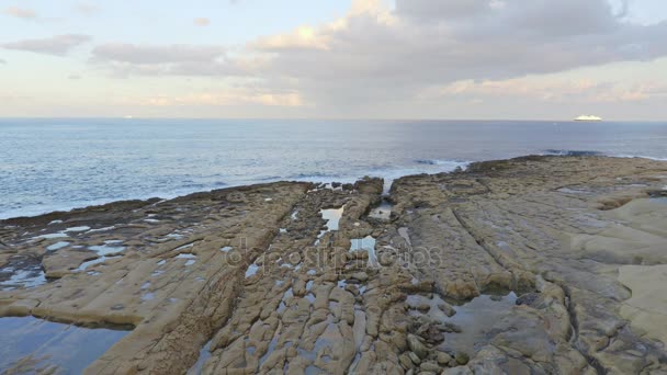 Malta - prachtig uitzicht op de rotsen en de zee — Stockvideo