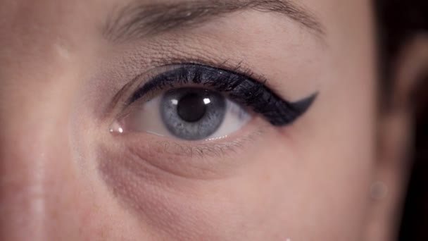 Симпатичный голубой глаз женщины - Макро — стоковое видео