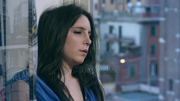 Üzgün ve yorgun kadın vasıl belgili tanımlık pencere — Stok video