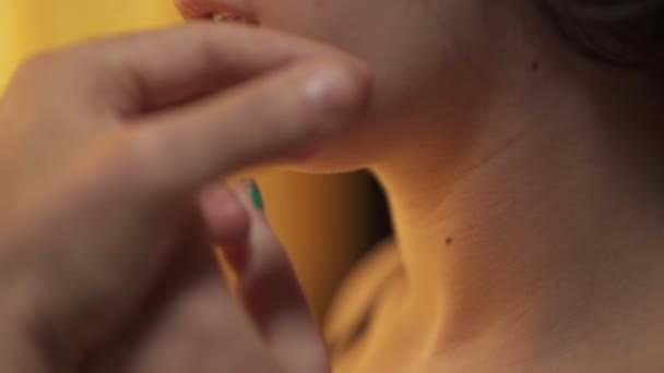Intimitatea dintre iubiți: femeia sexy își ajută iubitul să-și atingă corpul — Videoclip de stoc