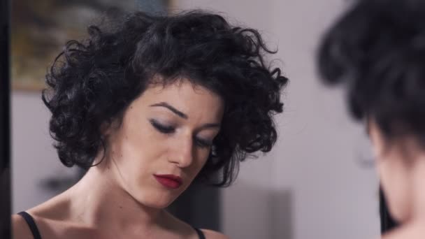 鏡の前で赤い口紅をつけている美しい女性 — ストック動画