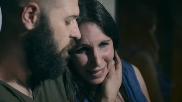 Doce homem confortando sua triste namorada chorando desesperadamente — Vídeo de Stock