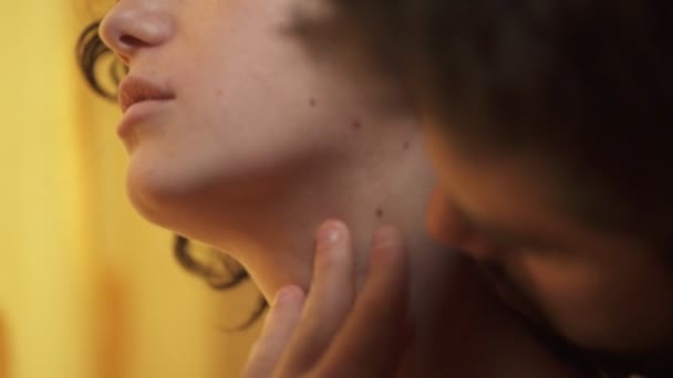Seks yapma: seksi kadın sevgilisi dokunmak yardımcı olur — Stok video