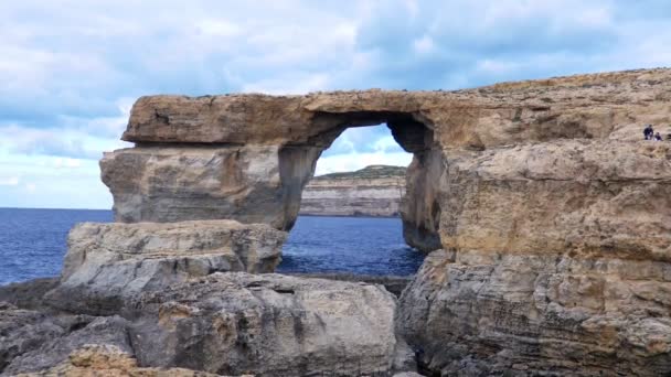 Красивый и живописный вид на природную арку на море - Лазурное окно, остров Гозо на Мальте — стоковое видео
