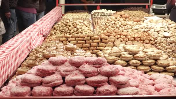 Ansichten von Süßigkeiten und Keksen im Straßenladen — Stockvideo