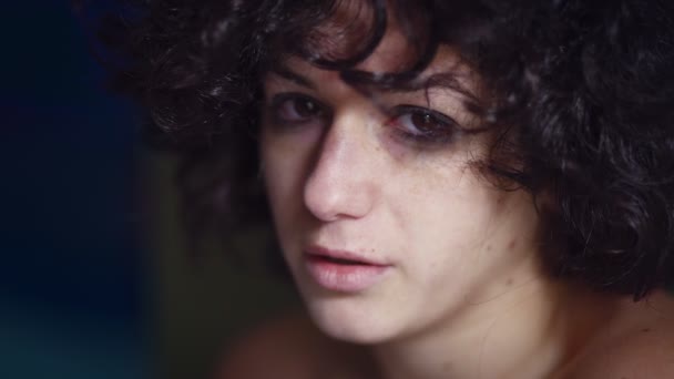 Traurige junge schöne Frau weint und blickt in die Kamera — Stockvideo