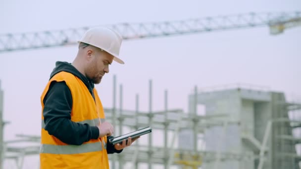 stavební inženýr na staveništi pomocí tabletu